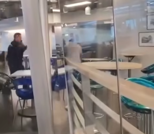 城市大學一名男學生大鬧飯堂,涉多宗罪被捕。(fb「香港突發事故報料區2.0」圖片)