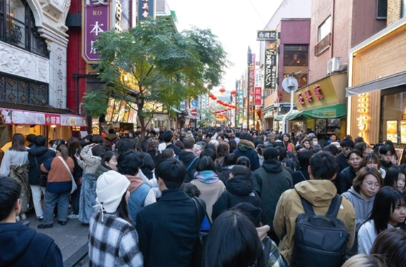 橫濱中華街長期人頭湧湧,當中不乏年輕當地人 。(立會日本考察報告)
