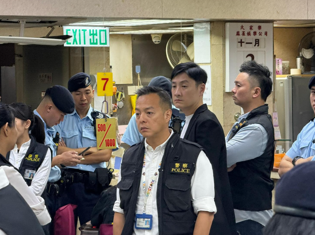 周一鳴(中)擔任警務處副處長期間,曾親自率領「犁庭掃穴」反罪惡行動。(香港警察社交網站圖片)