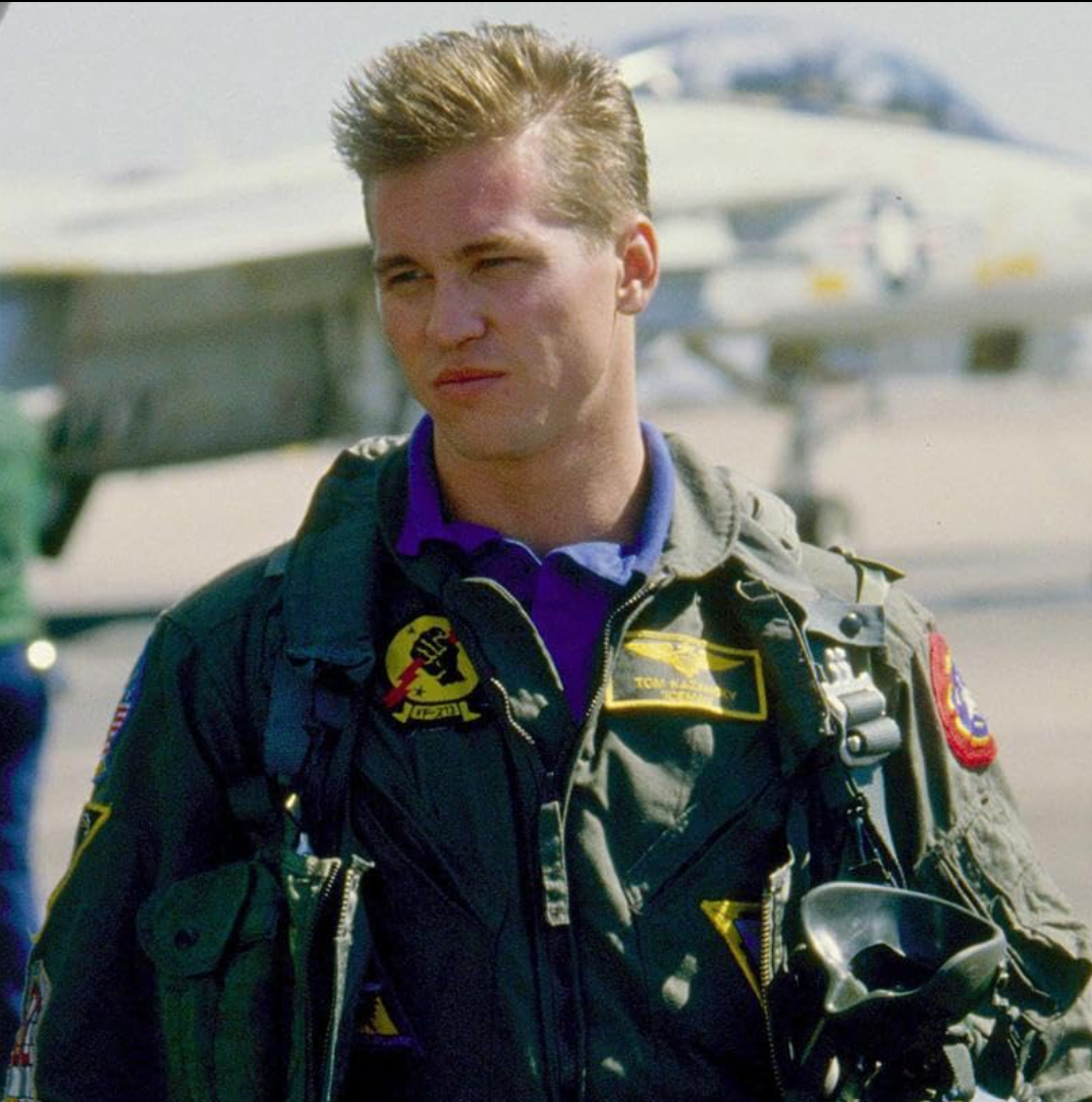 韋基馬於80年代走紅影壇,曾夥湯告魯斯合演《壯志凌雲》。