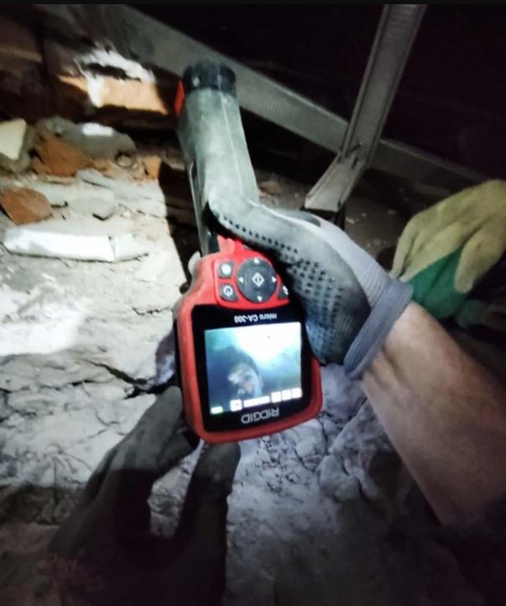 緬甸地震|緬甸消防部門和土耳其救援隊在內比都一棟倒塌酒店的廢墟中開始救援。被困男子26歲,是酒店工作人員。(緬甸消防部門圖片)