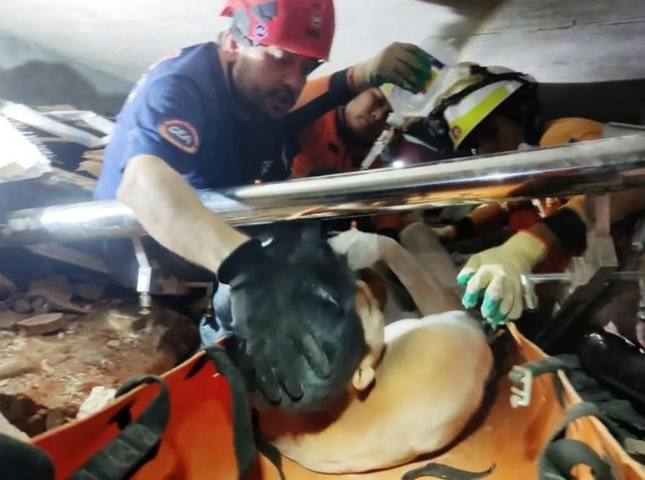 緬甸地震|緬甸消防部門和土耳其救援隊在內比都一棟倒塌酒店的廢墟中開始救援。被困男子26歲,是酒店工作人員。(緬甸消防部門圖片)