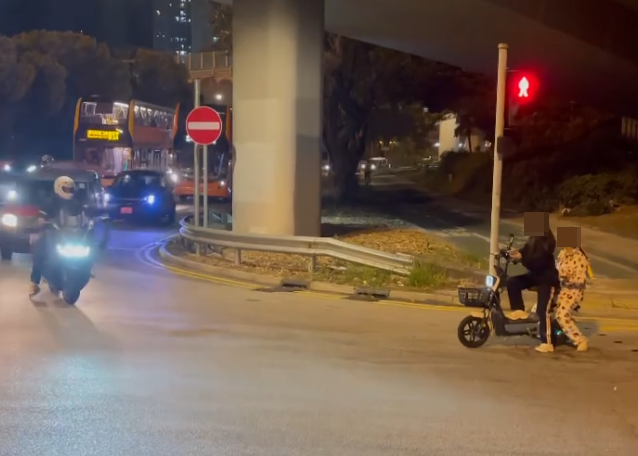 屯門有少女騎電動單車載另一名穿睡衣少女,晚上在馬路上逆線行走,險撞迎頭而來的汽車,一名鐵騎士大叫勸止:「返入去,返入去啊!」但兩女仍停留在馬路上「任我行」,最後橫越多條行車線絶塵而去。(Threads影片)