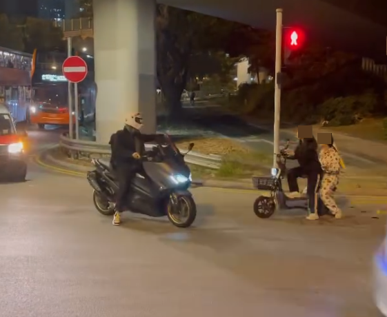 屯門有少女騎電動單車載另一名穿睡衣少女,晚上在馬路上逆線行走,險撞迎頭而來的汽車,一名鐵騎士大叫勸止:「返入去,返入去啊!」但兩女仍停留在馬路上「任我行」,最後橫越多條行車線絶塵而去。(Threads影片)