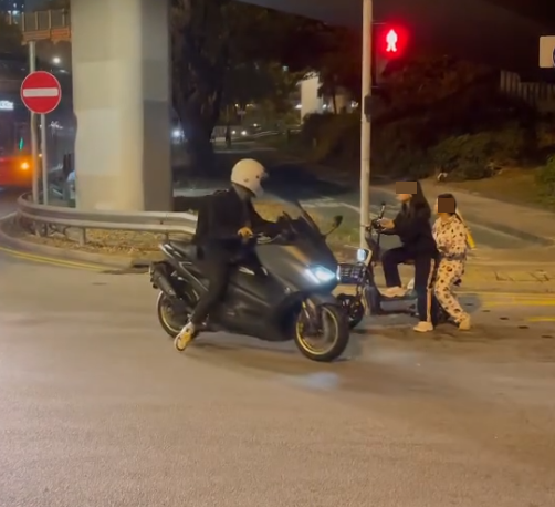 屯門有少女騎電動單車載另一名穿睡衣少女,晚上在馬路上逆線行走,險撞迎頭而來的汽車,一名鐵騎士大叫勸止:「返入去,返入去啊!」但兩女仍停留在馬路上「任我行」,最後橫越多條行車線絶塵而去。(Threads影片)
