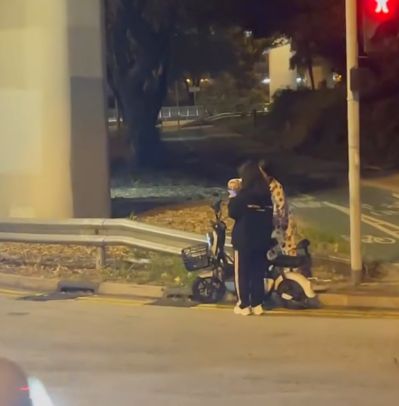 屯門有少女騎電動單車載另一名穿睡衣少女,晚上在馬路上逆線行走,險撞迎頭而來的汽車,一名鐵騎士大叫勸止:「返入去,返入去啊!」但兩女仍停留在馬路上「任我行」,最後橫越多條行車線絶塵而去。(Threads影片)