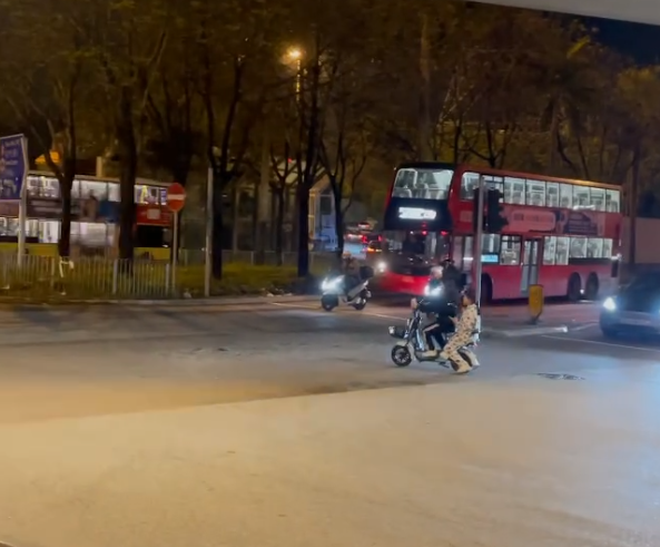 屯門有少女騎電動單車載另一名穿睡衣少女,晚上在馬路上逆線行走,險撞迎頭而來的汽車,一名鐵騎士大叫勸止:「返入去,返入去啊!」但兩女仍停留在馬路上「任我行」,最後橫越多條行車線絶塵而去。(Threads影片)