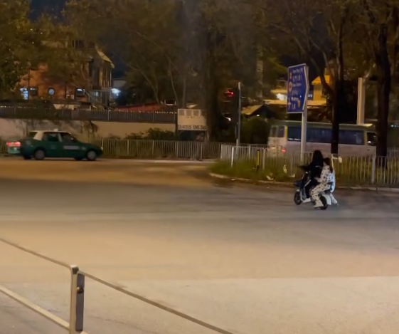 屯門有少女騎電動單車載另一名穿睡衣少女,晚上在馬路上逆線行走,險撞迎頭而來的汽車,一名鐵騎士大叫勸止:「返入去,返入去啊!」但兩女仍停留在馬路上「任我行」,最後橫越多條行車線絶塵而去。(Threads影片)