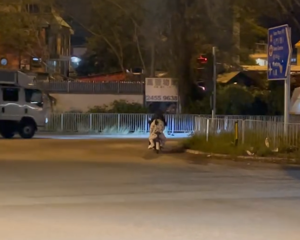 屯門有少女騎電動單車載另一名穿睡衣少女,晚上在馬路上逆線行走,險撞迎頭而來的汽車,一名鐵騎士大叫勸止:「返入去,返入去啊!」但兩女仍停留在馬路上「任我行」,最後橫越多條行車線絶塵而去。(Threads影片)
