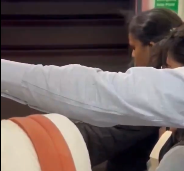 地鐵職員在車門前阻擋乘客接近。(影片截圖)