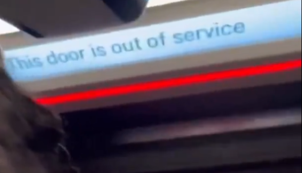 顯示屏表示車門發生故障。(影片截圖)