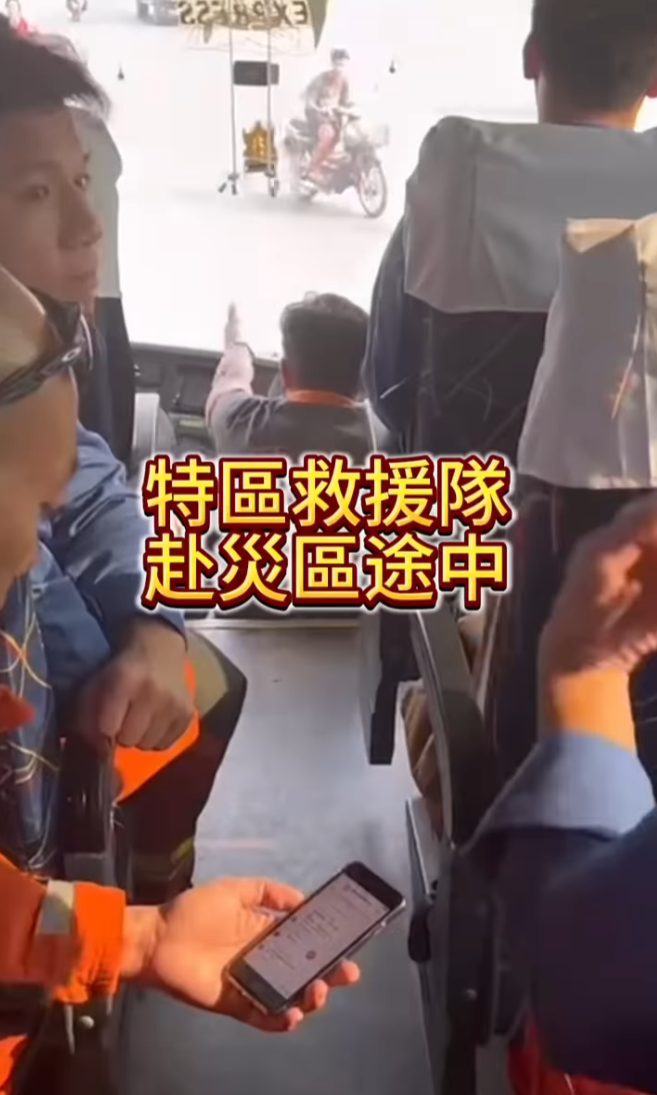 緬甸地震|救援隊往來災區期間,根據上次土耳其救援的經驗,把握時間在車上用手機學習救助相關的緬甸語,希望有助與當地人員以及災民溝通。(保安局fb)