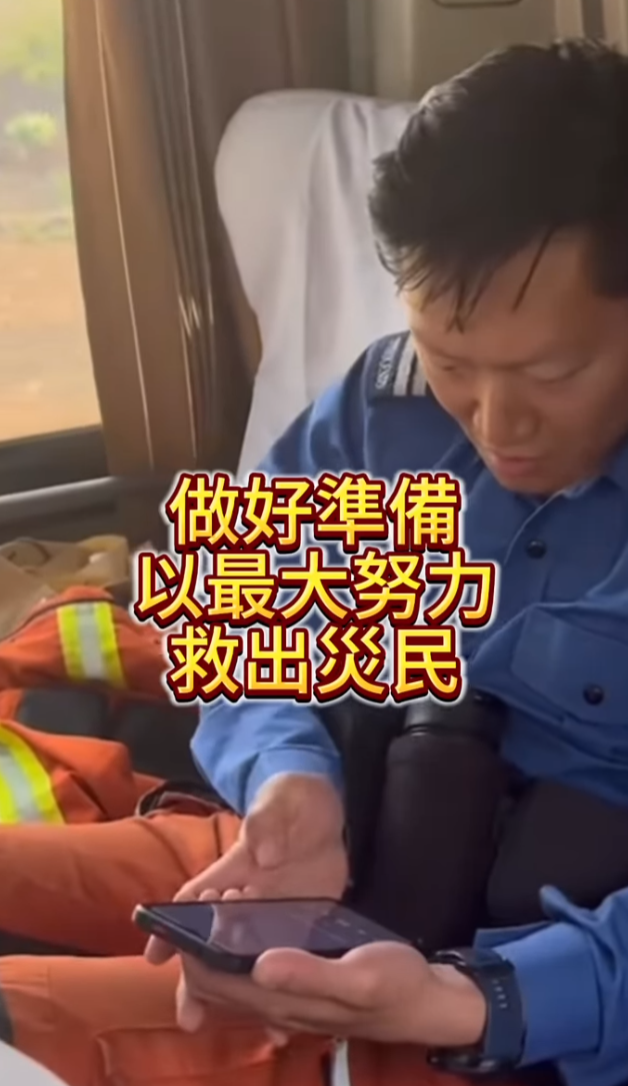 緬甸地震|救援隊往來災區期間,根據上次土耳其救援的經驗,把握時間在車上用手機學習救助相關的緬甸語,希望有助與當地人員以及災民溝通。(保安局fb)