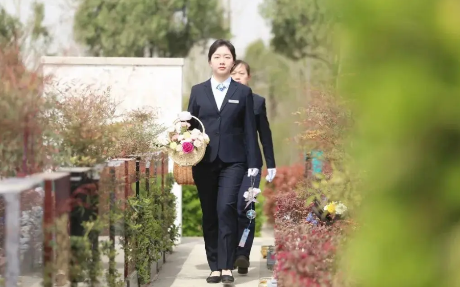 來自河南洛陽的00後女孩可可從事殯葬行業,去年10月入職洛陽鳳凰山陵園,主要工作是在陵園代親祭掃。(《大河報》圖片)