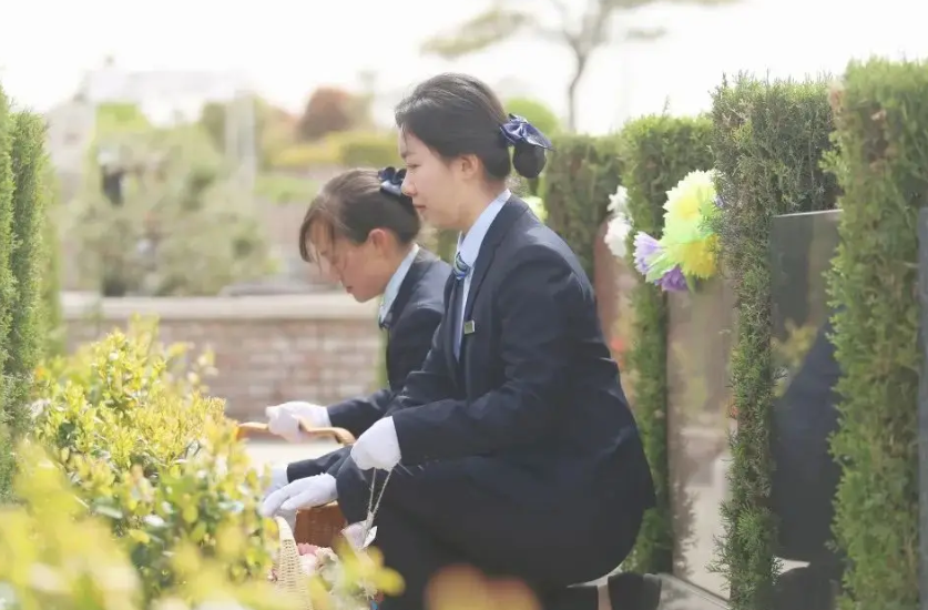 來自河南洛陽的00後女孩可可從事殯葬行業,去年10月入職洛陽鳳凰山陵園,主要工作是在陵園代親祭掃。(《大河報》圖片)