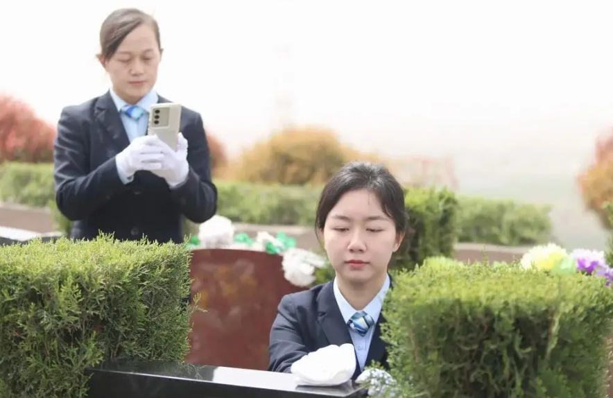 來自河南洛陽的00後女孩可可從事殯葬行業,去年10月入職洛陽鳳凰山陵園,主要工作是在陵園代親祭掃。(《大河報》圖片)