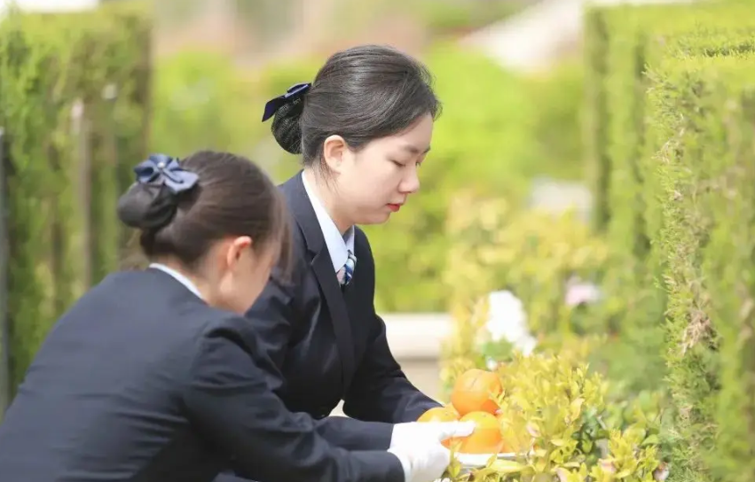來自河南洛陽的00後女孩可可從事殯葬行業,去年10月入職洛陽鳳凰山陵園,主要工作是在陵園代親祭掃。(《大河報》圖片)