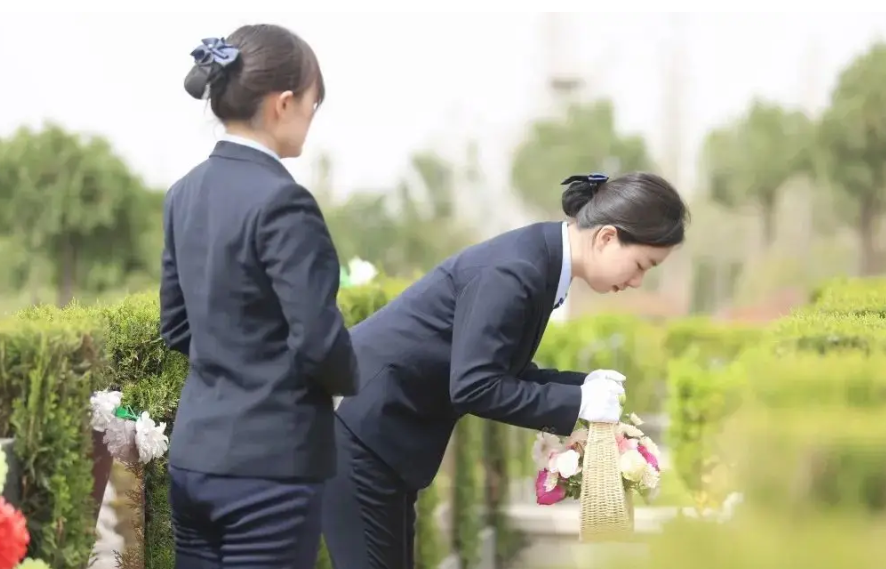 來自河南洛陽的00後女孩可可從事殯葬行業,去年10月入職洛陽鳳凰山陵園,主要工作是在陵園代親祭掃。(《大河報》圖片)