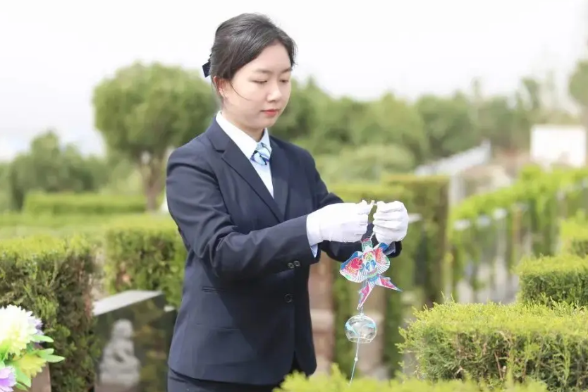 來自河南洛陽的00後女孩可可從事殯葬行業,去年10月入職洛陽鳳凰山陵園,主要工作是在陵園代親祭掃。(《大河報》圖片)