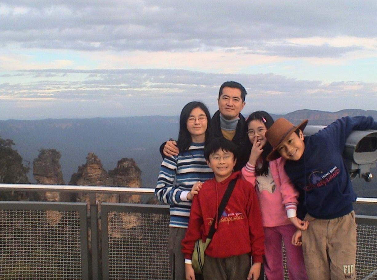 鄧梓峰與太太育有兩子兩女。