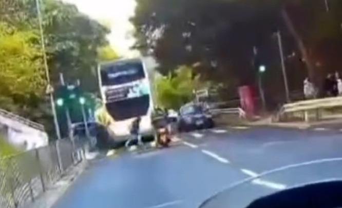 利東邨女學生被撞至凌空打觔斗。(網上影片截圖)