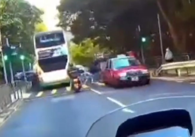 利東邨女學生被撞至凌空打觔斗。(網上影片截圖)