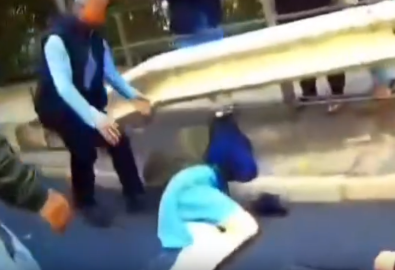 利東邨女學生被撞至凌空打觔斗。(網上影片截圖)