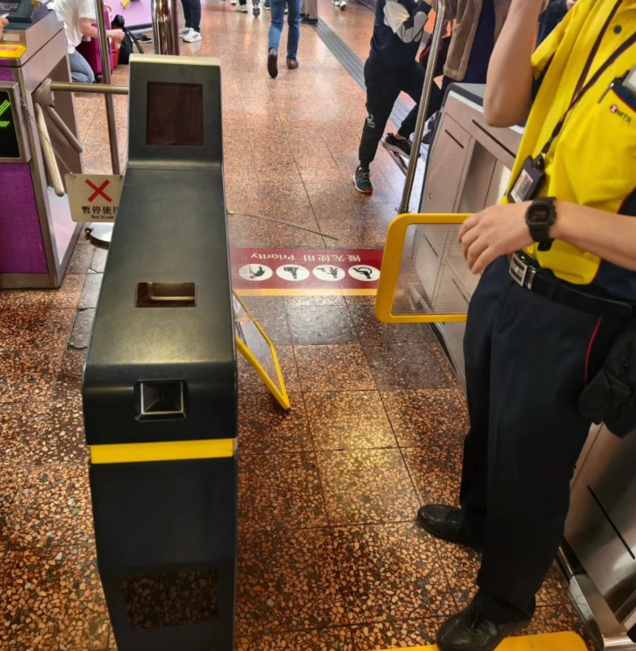 有網上圖片顯示,天后站內有閘機被撞毀。(Threads)