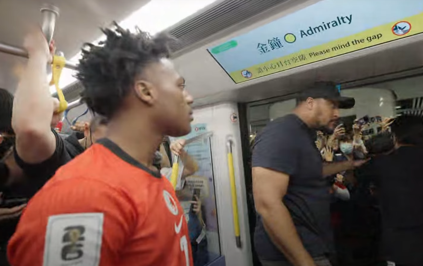 「IShowSpeed」由上環乘港鐵前往天后,逾百名粉絲尾隨,場面被網民指如「屍殺列車」。