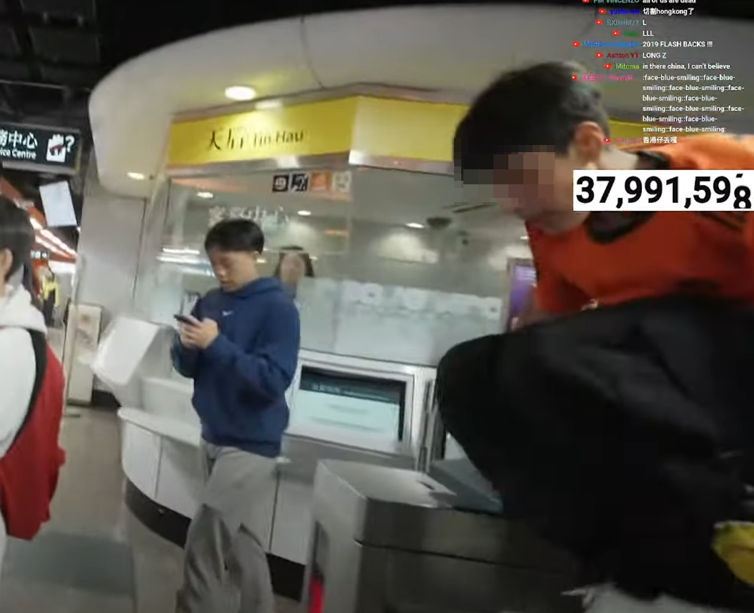 列車駛至天后站後,「IShowSpeed」與保鑣落車離開,出閘時亦因人多,有人逃票跳出閘口。