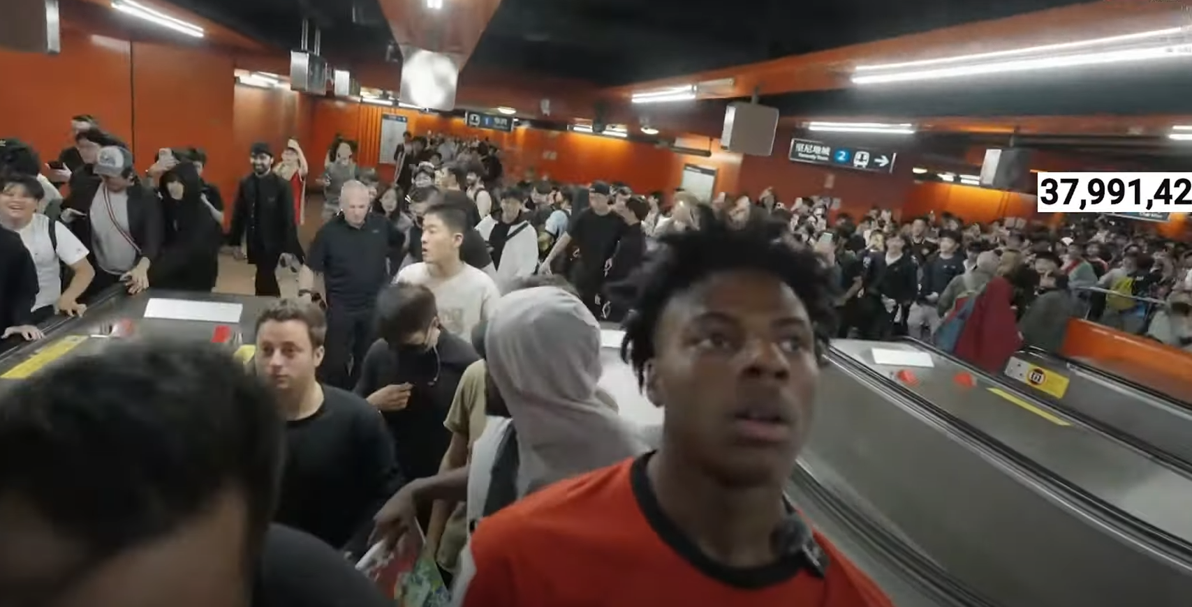 「IShowSpeed」由上環乘港鐵前往天后,逾百名粉絲尾隨,場面被網民指如「屍殺列車」。