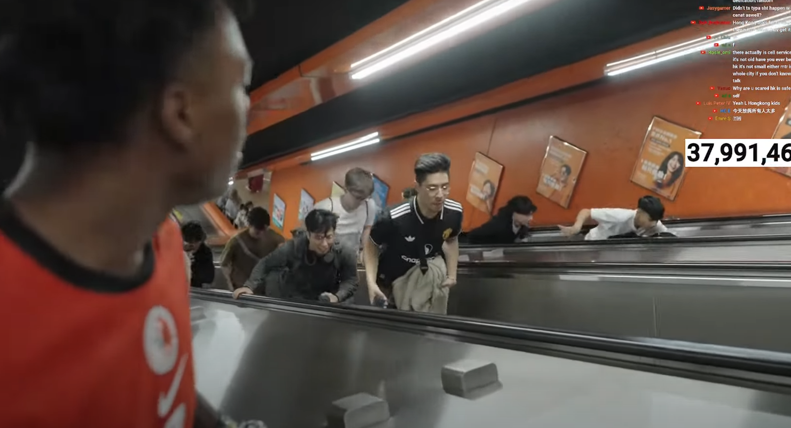 列車駛至天后站後,「IShowSpeed」與保鑣落車離開,有多名粉絲走上往下行的扶手電梯,逆行向上奔跑,無視其他人安全。
