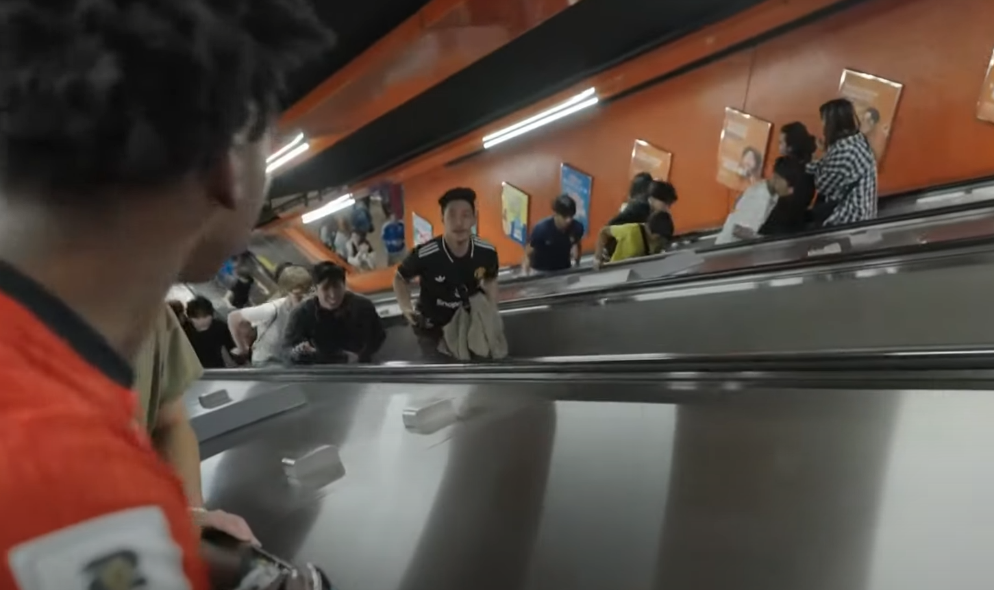 列車駛至天后站後,「IShowSpeed」與保鑣落車離開,有多名粉絲走上往下行的扶手電梯,逆行向上奔跑,無視其他人安全。