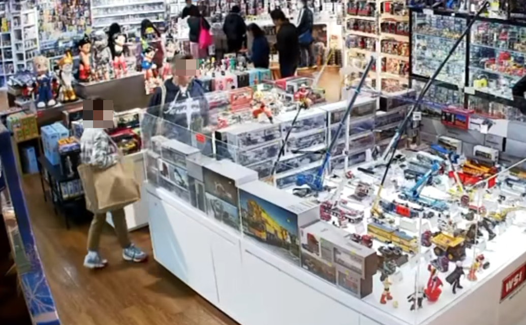 銅鑼灣皇室堡發生店舖盜竊案。一名男子與一名男童,疑在皇室堡3樓「鴻興玩具」,偷走一盒價值約1,000元的模型車。(Hung Hing Toys 鴻興玩具 FB)