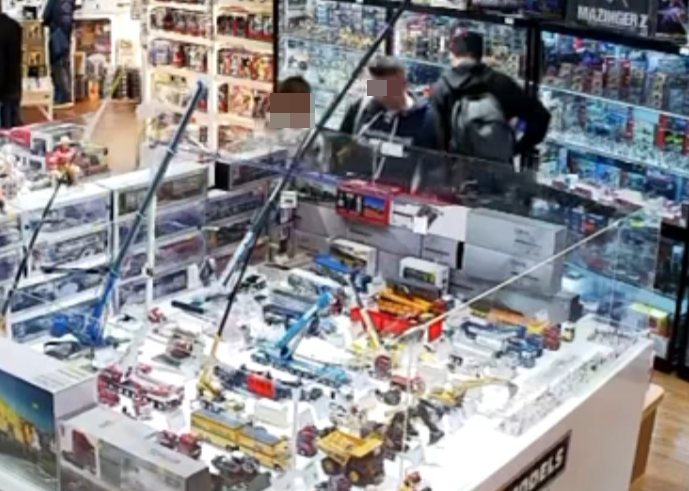 店方在Facebook專頁公開閉路電視片段,可見一名佩戴墨鏡的男子與一名攜有大購物袋的男童,在店內遊走觀看,其後走到一個紅色盒前的貨品交談。約10多秒後男子往右方店員工作地方張望,隨即伸出左手拿起紅色盒子貨品交予男童,期間不停張望,及後男童手持盒子,與男子一同揚長而去。(Hung Hing Toys 鴻興玩具 FB)