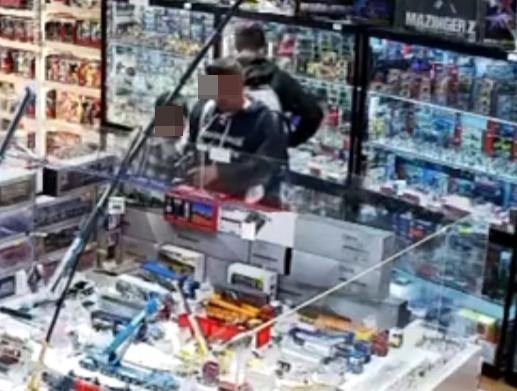 店方在Facebook專頁公開閉路電視片段,可見一名佩戴墨鏡的男子與一名攜有大購物袋的男童,在店內遊走觀看,其後走到一個紅色盒前的貨品交談。約10多秒後男子往右方店員工作地方張望,隨即伸出左手拿起紅色盒子貨品交予男童,期間不停張望,及後男童手持盒子,與男子一同揚長而去。(Hung Hing Toys 鴻興玩具 FB)