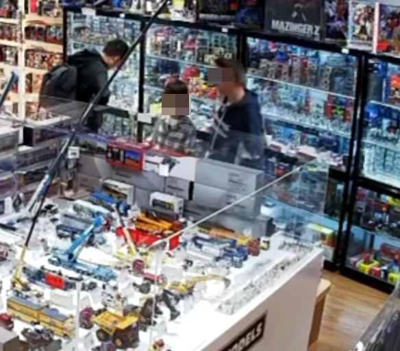 店方在Facebook專頁公開閉路電視片段,可見一名佩戴墨鏡的男子與一名攜有大購物袋的男童,在店內遊走觀看,其後走到一個紅色盒前的貨品交談。約10多秒後男子往右方店員工作地方張望,隨即伸出左手拿起紅色盒子貨品交予男童,期間不停張望,及後男童手持盒子,與男子一同揚長而去。(Hung Hing Toys 鴻興玩具 FB)