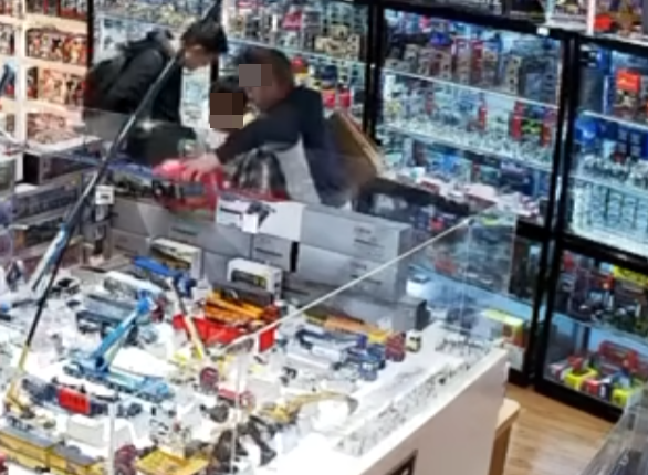 店方在Facebook專頁公開閉路電視片段,可見一名佩戴墨鏡的男子與一名攜有大購物袋的男童,在店內遊走觀看,其後走到一個紅色盒前的貨品交談。約10多秒後男子往右方店員工作地方張望,隨即伸出左手拿起紅色盒子貨品交予男童,期間不停張望,及後男童手持盒子,與男子一同揚長而去。(Hung Hing Toys 鴻興玩具 FB)