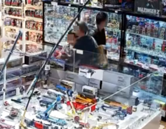 店方在Facebook專頁公開閉路電視片段,可見一名佩戴墨鏡的男子與一名攜有大購物袋的男童,在店內遊走觀看,其後走到一個紅色盒前的貨品交談。約10多秒後男子往右方店員工作地方張望,隨即伸出左手拿起紅色盒子貨品交予男童,期間不停張望,及後男童手持盒子,與男子一同揚長而去。(Hung Hing Toys 鴻興玩具 FB)