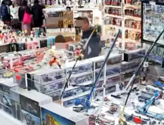 店方在Facebook專頁公開閉路電視片段,可見一名佩戴墨鏡的男子與一名攜有大購物袋的男童,在店內遊走觀看,其後走到一個紅色盒前的貨品交談。約10多秒後男子往右方店員工作地方張望,隨即伸出左手拿起紅色盒子貨品交予男童,期間不停張望,及後男童手持盒子,與男子一同揚長而去。(Hung Hing Toys 鴻興玩具 FB)