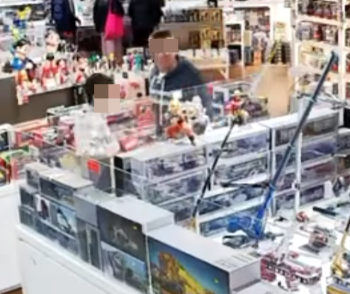 店方在Facebook專頁公開閉路電視片段,可見一名佩戴墨鏡的男子與一名攜有大購物袋的男童,在店內遊走觀看,其後走到一個紅色盒前的貨品交談。約10多秒後男子往右方店員工作地方張望,隨即伸出左手拿起紅色盒子貨品交予男童,期間不停張望,及後男童手持盒子,與男子一同揚長而去。(Hung Hing Toys 鴻興玩具 FB)