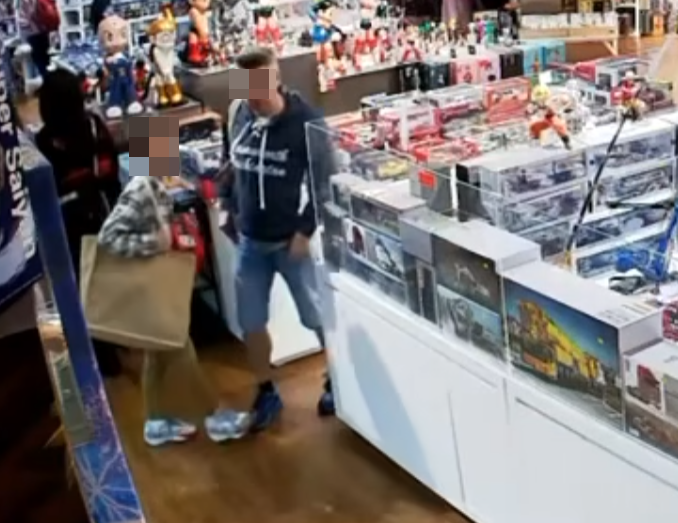 店方在Facebook專頁公開閉路電視片段,可見一名佩戴墨鏡的男子與一名攜有大購物袋的男童,在店內遊走觀看,其後走到一個紅色盒前的貨品交談。約10多秒後男子往右方店員工作地方張望,隨即伸出左手拿起紅色盒子貨品交予男童,期間不停張望,及後男童手持盒子,與男子一同揚長而去。(Hung Hing Toys 鴻興玩具 FB)