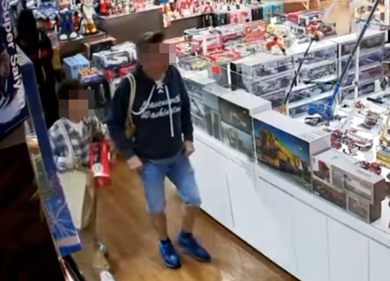 店方在Facebook專頁公開閉路電視片段,可見一名佩戴墨鏡的男子與一名攜有大購物袋的男童,在店內遊走觀看,其後走到一個紅色盒前的貨品交談。約10多秒後男子往右方店員工作地方張望,隨即伸出左手拿起紅色盒子貨品交予男童,期間不停張望,及後男童手持盒子,與男子一同揚長而去。(Hung Hing Toys 鴻興玩具 FB)