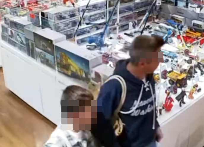 店方在Facebook專頁公開閉路電視片段,可見一名佩戴墨鏡的男子與一名攜有大購物袋的男童,在店內遊走觀看,其後走到一個紅色盒前的貨品交談。約10多秒後男子往右方店員工作地方張望,隨即伸出左手拿起紅色盒子貨品交予男童,期間不停張望,及後男童手持盒子,與男子一同揚長而去。(Hung Hing Toys 鴻興玩具 FB)