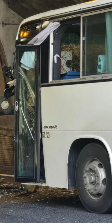 日本東京都八王子市發生旅遊巴相撞,涉及香港、台灣等地遊客,造成47人受傷,並無生命危險。(網上圖片)