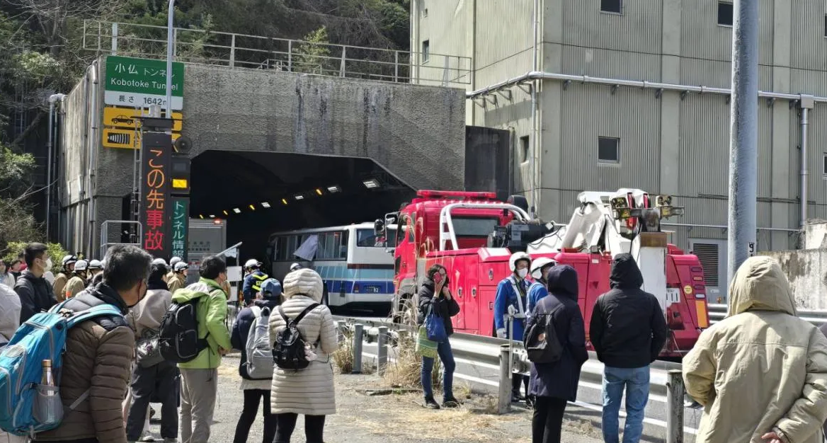日本東京都八王子市發生旅遊巴相撞,涉及香港、台灣等地遊客,造成47人受傷,並無生命危險。(網上圖片)