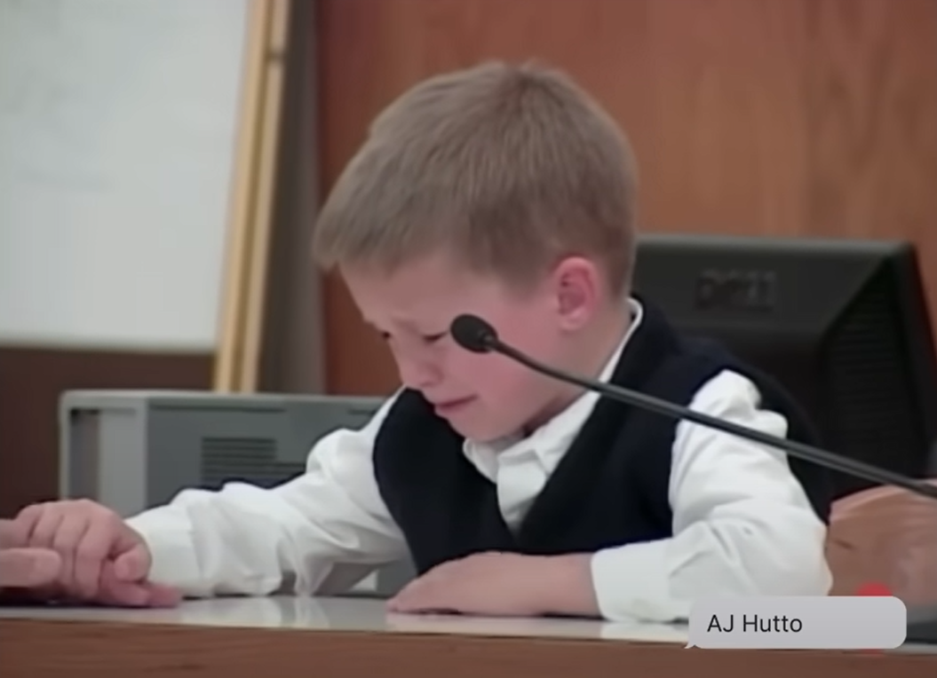 AJ當日在庭上落淚。(互聯網)