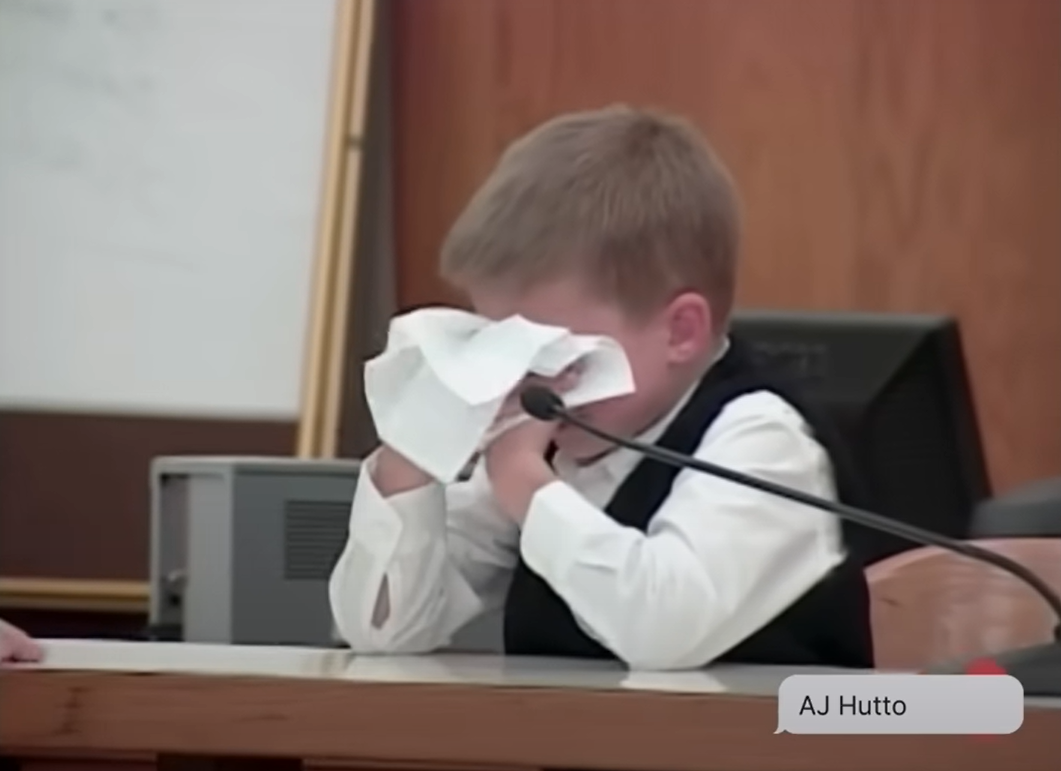 AJ當日在庭上落淚。(互聯網)