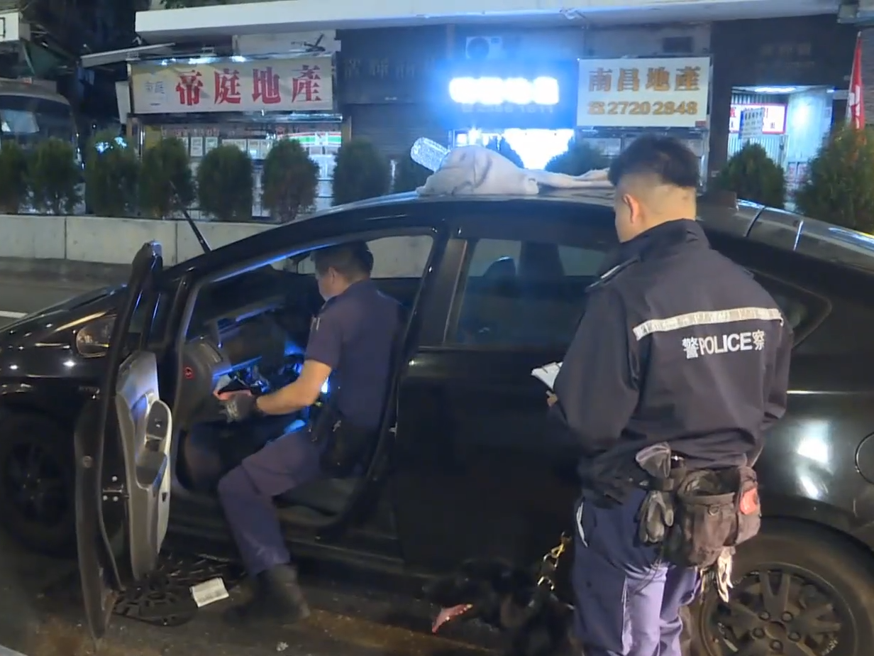 人員在車內檢4.8萬元可卡因。(有線新聞截圖)