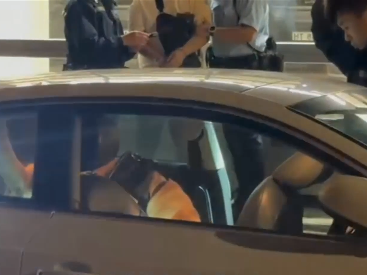 緝毒犬到場協助搜車。(有線新聞截圖)